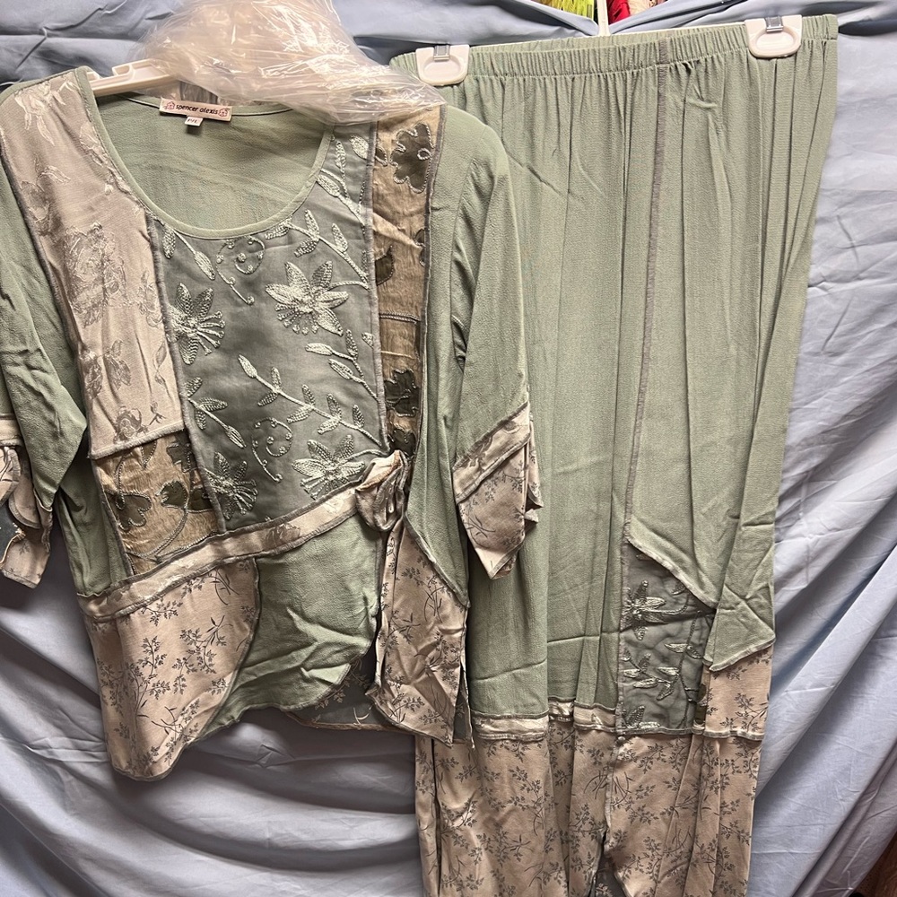 Elegant Sage Green and Cream Patchwork Shirt And Skirt Set - Picture 5 of 12